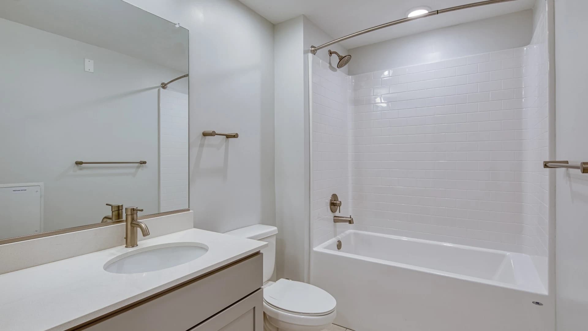2801_e_main_st_apt_726_bathroom_reddoor_04