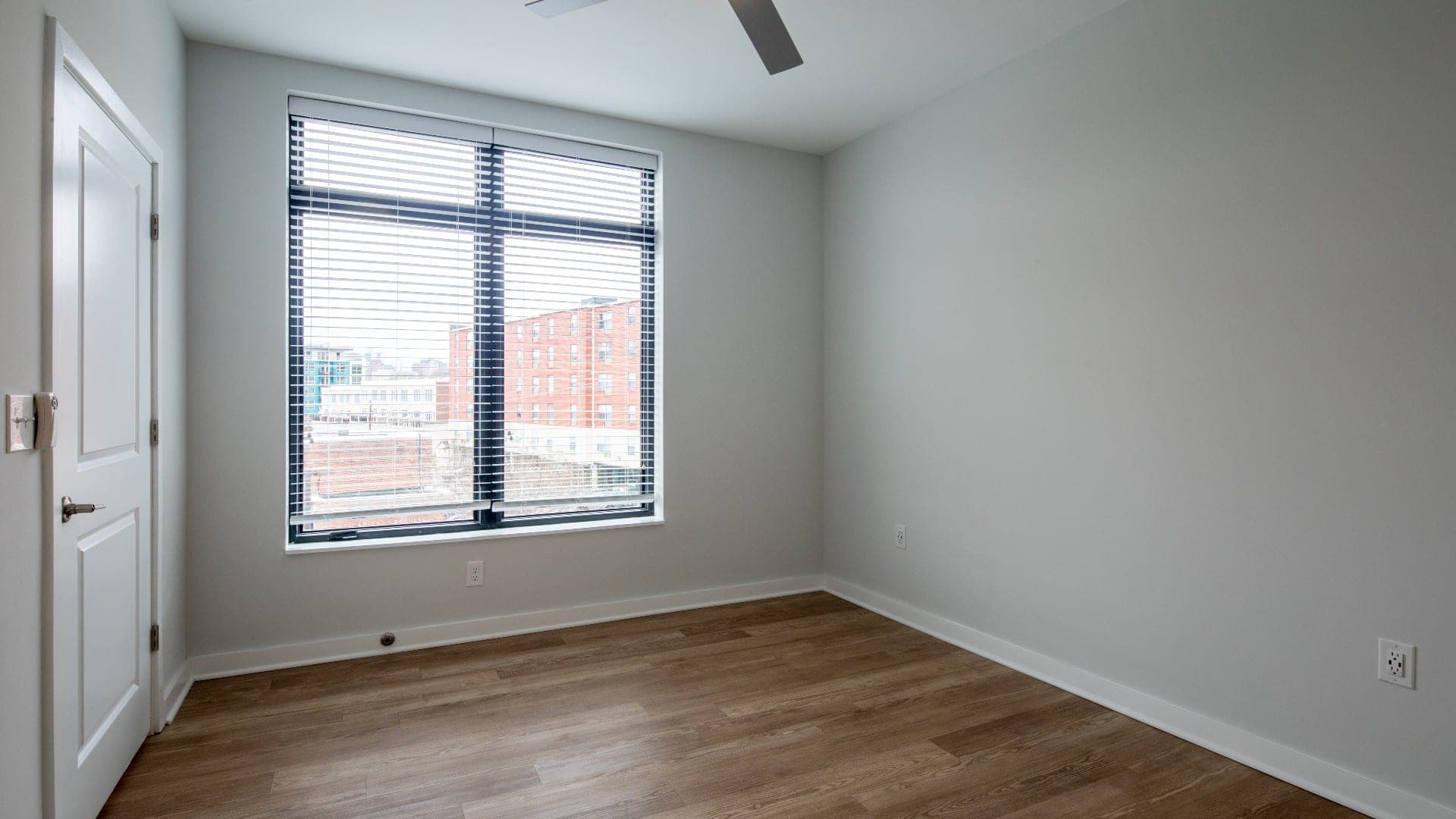 2801_e_main_st_apt_726_bedroom_reddoor_43 hdr
