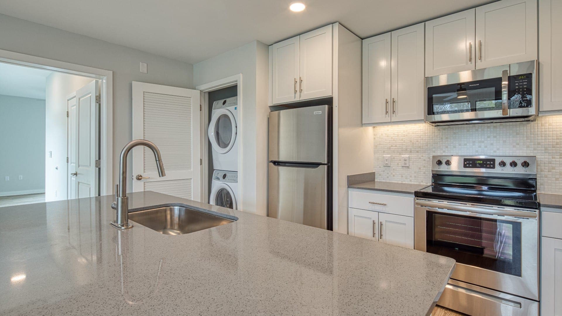 2801_e_main_st_apt_828_kitchen_reddoor_11